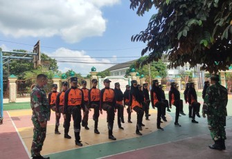 Peltu Maliki saat Bekali PBB Siswa Siswi MAN 2 Tulungagung