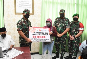 Pangdam Jaya saat meninjau Proses Penyaluran BTPKLWN di Makodim 0502/JU, Jln. Yos Sudarso, Sungai Bambu, Kec. Tanjung Priok, Jakarta Utara. Jum'at (8/04/2022).