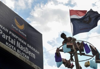 Warga Blitar saat Panjat Pinang ala Partai NasDem 