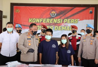 Pasutri terlibat curanmor saat dihadirkan dalam konferensi pers Polres Demak, Rabu (05/10/2022).