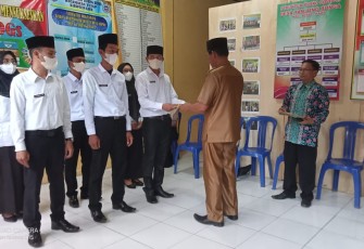 Pelantikan 6 Perades Tanjung Bunga, Selasa (5/04/2022).