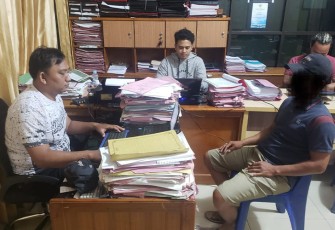 Pelaku (baju hitam) saat diperiksa penyidik
