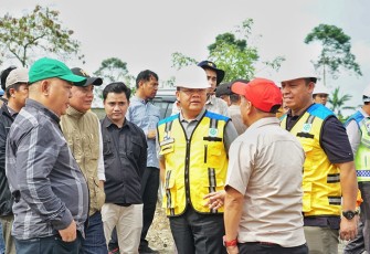 Gubernur Rohidin saat meninjau di lokasi, 27/08/2022.