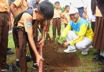 Gubernur Bengkulu Rohidin Mersyah melakukan penanaman pohon bersama para siswa dan guru SD Negeri 09 Kabupaten Bengkulu Selatan, Sabtu (05/11). 