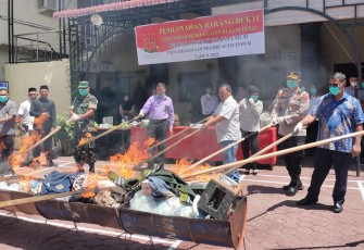 Pemusnahan barang bukti, Jumat (30/09/22), di halaman Kejaksaan Negeri Aceh Timur Jln. Petua Husein, Desa Gampong Jawa, Kecamatan Idi Rayeuk, Kabupaten Aceh Timur.