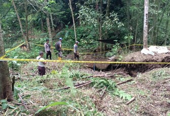 Petugas saat cek lokasi penambangan