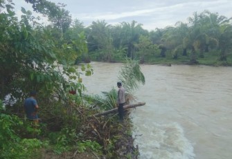 Polisi saat melakukan penyisiran di sekitar sungai Sebelat