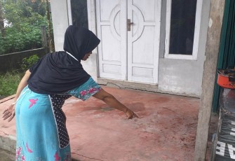Warga menunjukan lokasi bayi yang diletak diteras rumah.