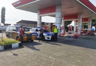 Polres Nganjuk Turunkan Personel Lakukan Pengamanan di Pom Bensin 