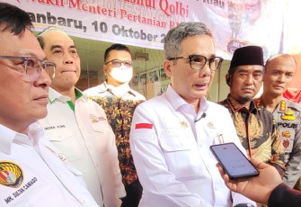 Wakil Mentri Pertanian Harvick Hasnul Qolbi saat diwawancarai awak media.