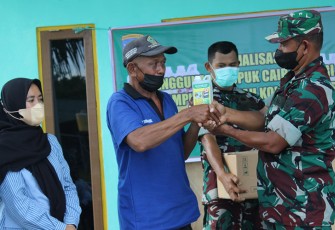 Kasdim Palangka Raya saat mensosialisasikan Pupuk Cair Lestari 102 Kepada Poktan Kampung Berkah Kalampangan 