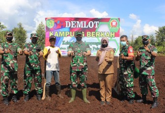 Giat penanaman bawang dan kedelai di kawasan Agro Wisata, tepatnya di Demlot Kampung Berkah Kelurahan Kalampangan Kecamatan Sabangau Kota Palangka Raya. Selasa 26 April 2022. 