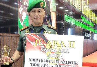 Dandim 1016 Palangka Raya saat Terima Tropi Juara Kedua LKJ TMMD ke-115 Tingkat Nasional