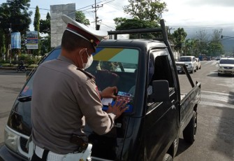 Petugas Polres Kepahiang saat Tempel Stiker Larangan Mobil Bak Terbuka Angkut Penumpang