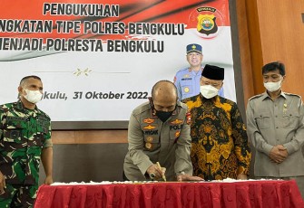 Kapolda Bengkulu Irjen Pol Drs. Agung Wicaksono, M.Si., saat resmikan Kenaikan Tipologi Polres Bengkulu Menjadi Polresta Bengkulu, Senin (31/10/2022).