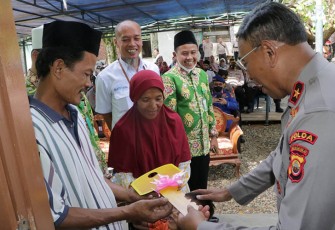 Wakapolda Bengkulu saat serahkan kunci secara simbolis