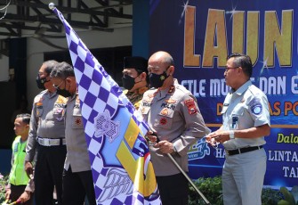 Kapolda Bengkulu Irjen Pol. Drs. Agung Wicaksono, M, Si saat memimpin launching bahwa lima unit kendaraan roda dua dan roda empat milik Ditlantas Polda Bengkulu dipasang kamera ETLE Mobile.