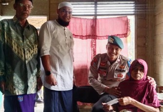 Bripka Berni kemarin, Selasa (29/11/2022) saat mengunjungi salah rumah warga lansia.