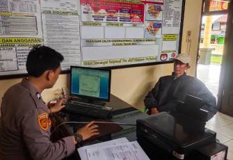 Polisi saat menerima laporan warga