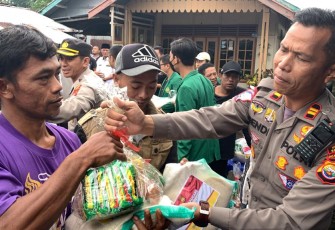 Sat Lantas Polres Kepahiang saat berikan bantuan ke masyarakat