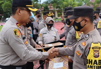 Bhabinkamtibmas Polres Mukomuko saat diberi Penghargaan oleh Kapolres