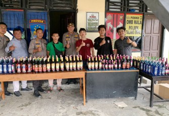 Ratusan botol miras saat diamankan polisi