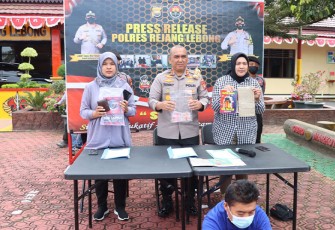 Kapolres RL AKBP Tonny Kurniawan, S.Ik., saat ekspose tersangka dan barang bukti, Selasa (23/08/22)