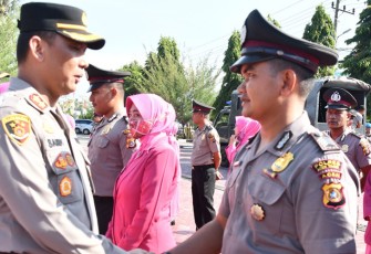 Kapolres Aceh Timur AKBP Mahmun Hari Sandy Sinurat, S.I.K. saat memberikan selamat kepada personel yang naik pangkat, Jum’at (01/07/2022) pagi.