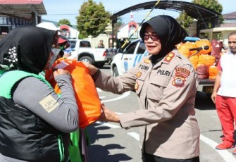 Kapolres Bukittinggi saat Bagikan Paket Sembako pada Komunitas Ojol 