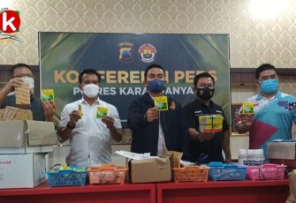 Konferensi pers kasus tindak pidana pemalsuan merek dagang dan produk Kapur "Bagus" di Mapolres Karanganyar.