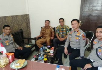Kapolres Kepahiang AKBP Yana Supriatna, S.IK, M.Si., didampingi Kasatlantas Polres Kepahiang Iptu Bole Susanja, M.Si serta Kanit Regident Lantas Ipda Alex, S.Sos saat bersilaturahmi menjalin komunikasi ke UPTD Samsat Kepahiang, Selasa pagi (4/10/2022).