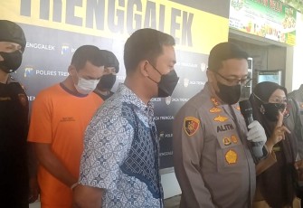 Kapolres Trenggalek, AKBP Alith Alarino, S.I.K., saat press release, ungkap kasus tindak pidana penadahan barang hasil Kejahatan, di Taman batu Polres Trenggalek, Jum'at (16/9/2022).