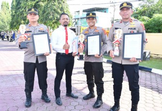 Kapolres Aceh Timur saat Serahkan Hadiah Pemenang Lomba Dalam Rangka Hari Bhayangkara Ke-76