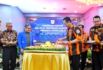 Potong tumpeng peresmian kantor MPN Pemuda Pancasila