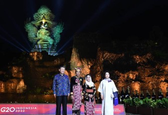 Suasana terlihat hangat. Presiden Jokowi terlihat foto bersama dengan Presiden China Xi Jin Ping.