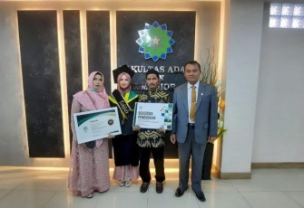Risa Asriani saat berfoto bersama dengan orang tuanya