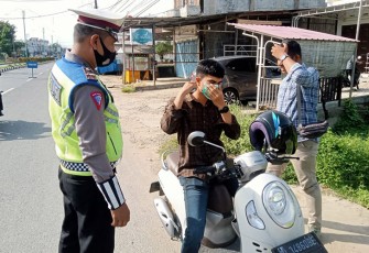 Satlantas Polres Aceh Timur saat Bagikan Masker Kepada Pengguna Jalan