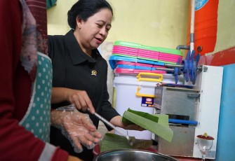 Puan saat Ikut Bantu Buat Bandeng Presto