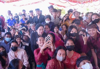 Puan Bersama Warga di Pantai Pandawa, Badung, Bali, Rabu (28/9/2022).