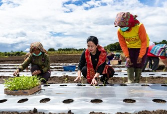 Puan saat bersama petani Tapanuli Utara September lalu.