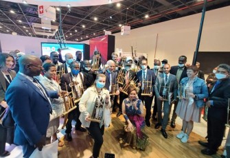 Menteri Basuki Bermain Angklung Bersama Sejumlah Delegasi