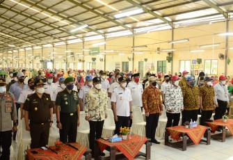 Dandim 0801/Pacitan Bersama Unsur Forkopimda saat Hadiri Penyerahan BLT DBCHT