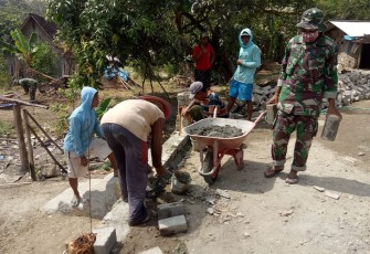 Serda Irmadi Bersama Warga Binaan saat Gotong-Royong Pasang Paving