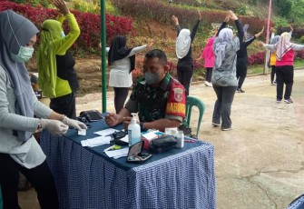 Babinsa Koramil Tenggarong saat Lakukan Pendampingan