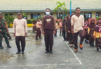 Babinsa Tanjung Tengah saat Latih PBB Kepada Para Guru SDN 018