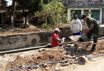 Babinsa Geger saat Kerjabakti Bersama Warga Perbaiki Saluran Drainase.
