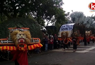 Aksi seniman Reog Ponorogo di halaman gedung DPRD Kabupaten Karanganyar.