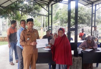 Pemdes Paya Dua Aceh Timur saat Salurkan BLT