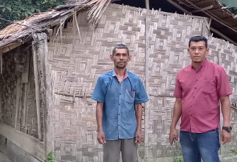 Sulaiman (52) (KIRI) saat dikunjungi Pewarta Klikwarta.com, di kediamannya, Sabtu (20/08/2022).