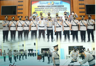 Serah Terima Jabatan 3 Kasat dan 3 (Tiga) Kapolsek Jajaran Polres Bengkulu di Aula Endra Dharmalaksana Polres Bengkulu, Kamis pagi (11/11/2021).